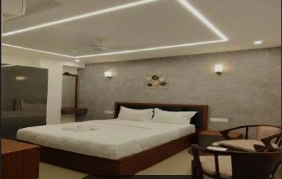 Deluxe Room with kitchenette and cove-lit ceiling at Hotel Royal Luxe