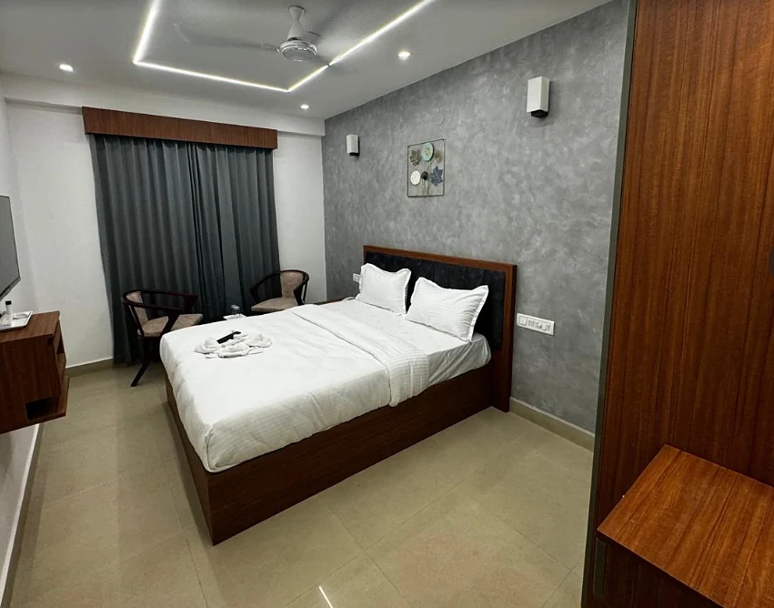 Deluxe Double room with a grey textured wall at Hotel Royal Luxe