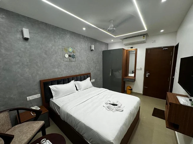 Deluxe Double room at Hotel Royal Luxe with grey wall and cove lighting