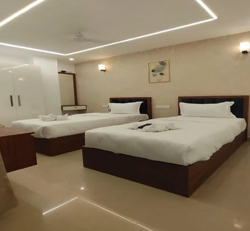 Twin Bed room with a cove ceiling at Hotel Royal Luxe